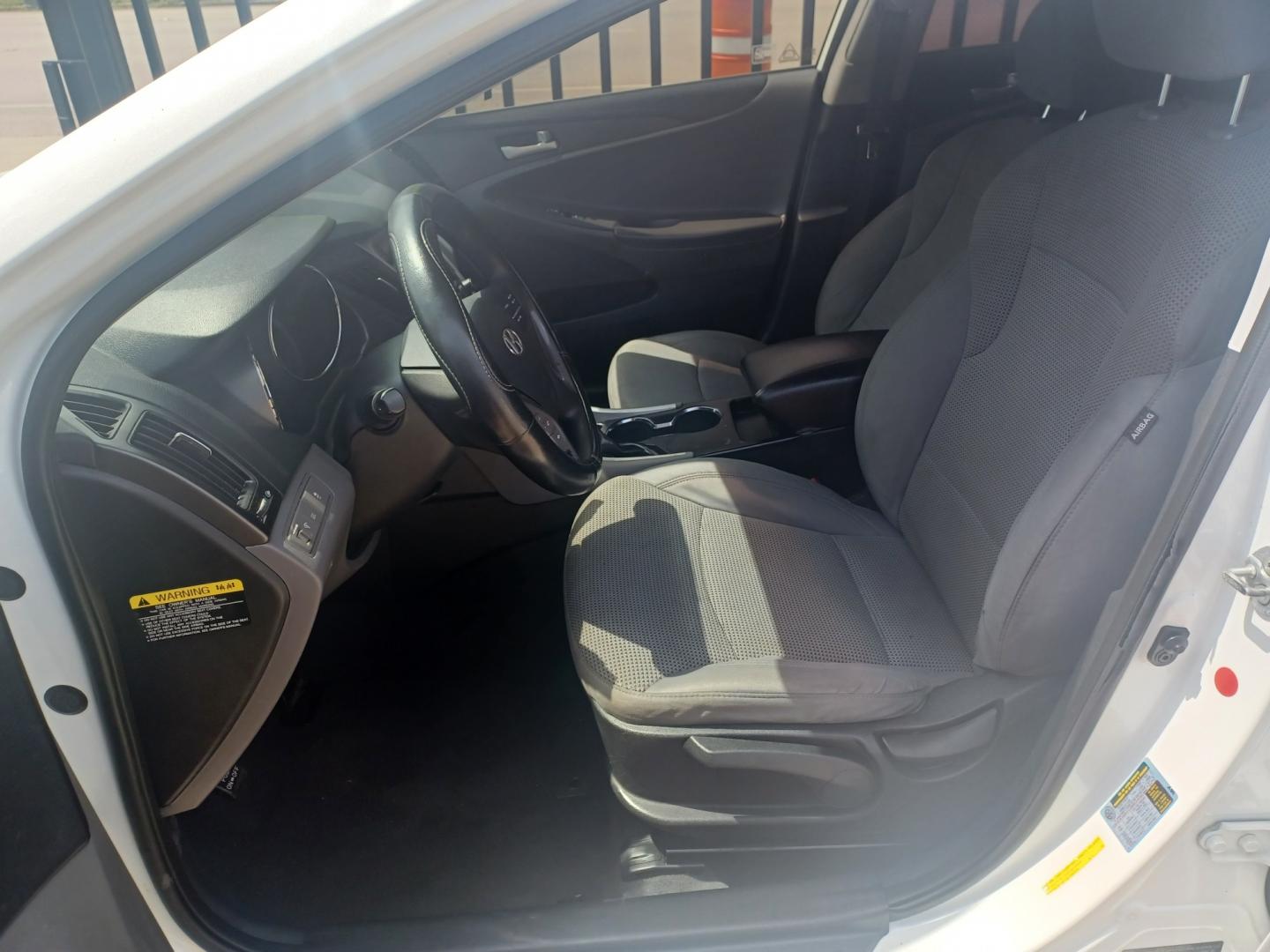 2014 WHITE /BLACK Hyundai Sonata GLS (5NPEB4AC8EH) with an 2.4L L4 DOHC 16V engine, 6-Speed Automatic transmission, located at 2001 E. Lancaster, Ft. Worth, 76103, (817) 336-7000, 32.746181, -97.301018 - Photo#9